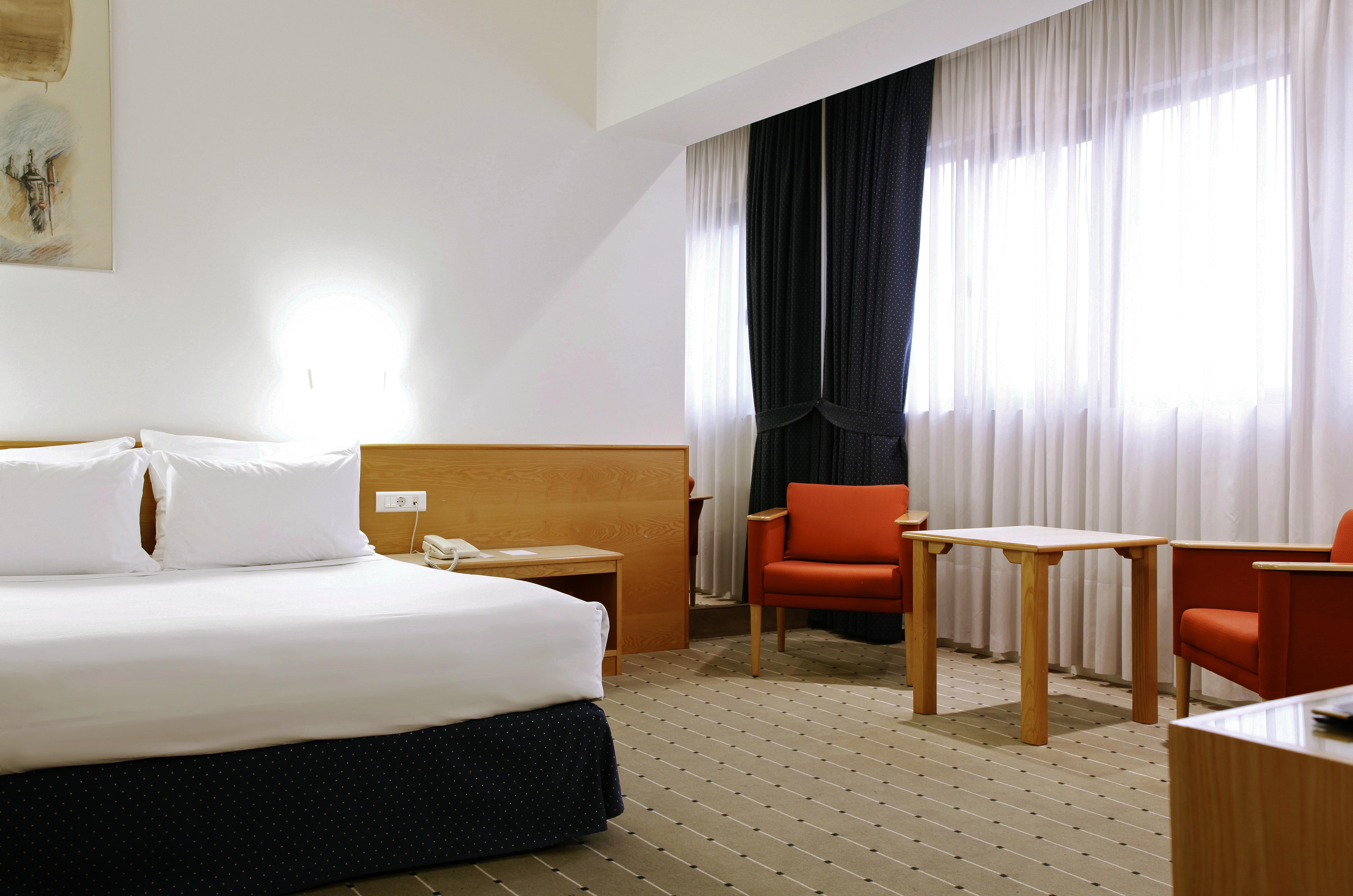 Hotel Tres Reyes Pamplona Room photo